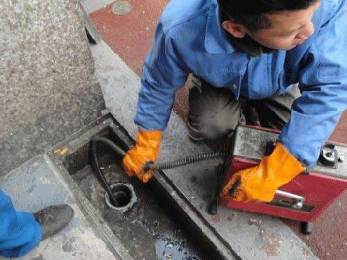 五桂山街道疏通下水道